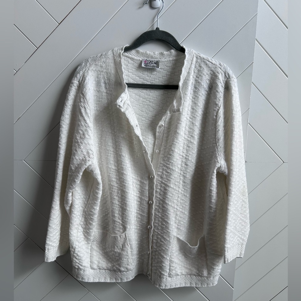 $10 item! Women's vintage white D'Allaird's cable-knit cardigan sweater size L